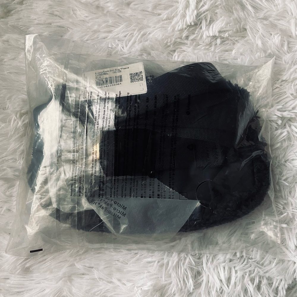 NEW Lululemon Everywhere Belt Bag Black Fleece 1L - Picture 8 of 16